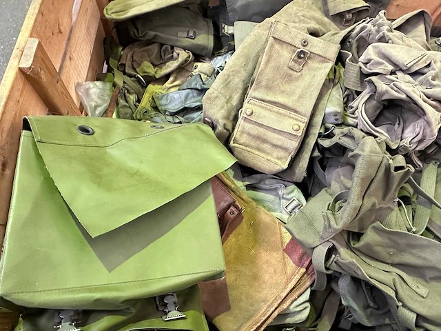 Partij diverse legertassen - afbeelding 2 van  4