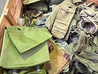 Partij diverse legertassen - afbeelding 2 van  4