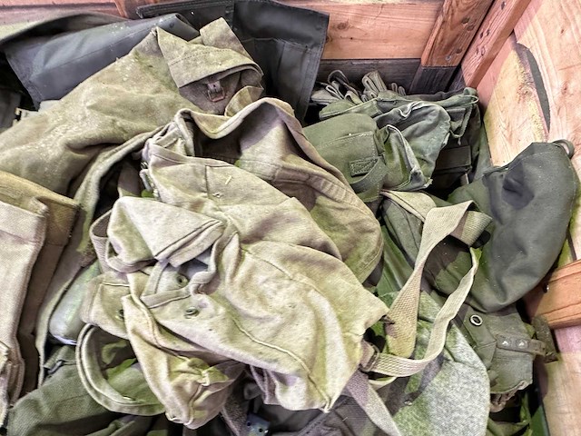 Partij diverse legertassen - afbeelding 3 van  4