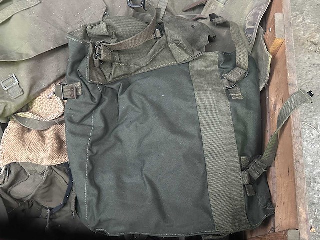Partij diverse legertassen - afbeelding 2 van  4