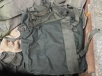 Partij diverse legertassen - afbeelding 2 van  4