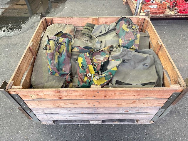 Partij diverse legertassen - afbeelding 1 van  3