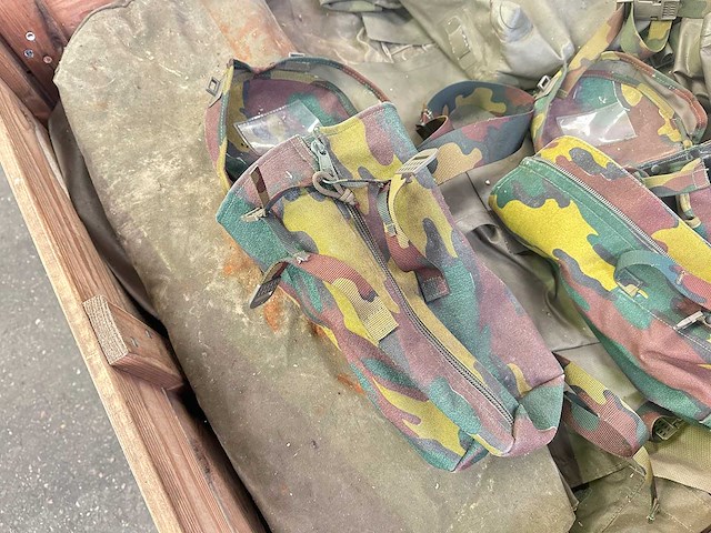 Partij diverse legertassen - afbeelding 2 van  3