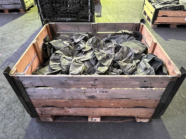 Partij diverse legertassen - afbeelding 1 van  4