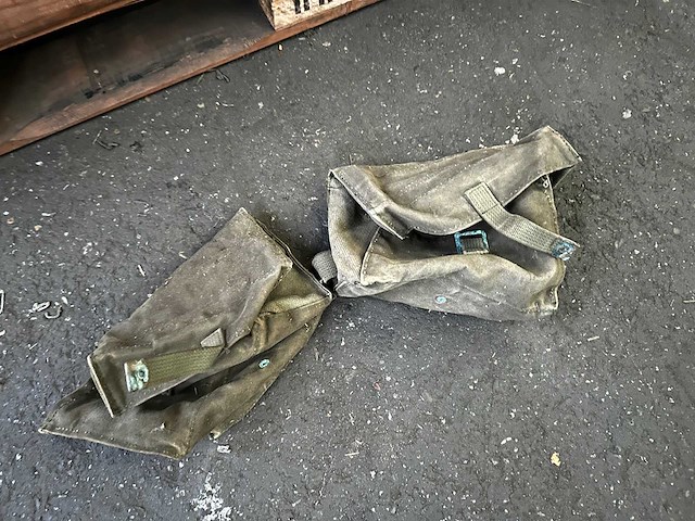 Partij diverse legertassen - afbeelding 2 van  4