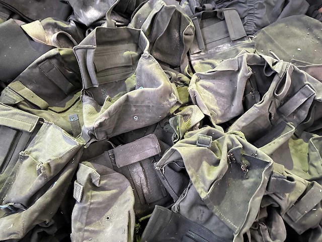 Partij diverse legertassen - afbeelding 3 van  4