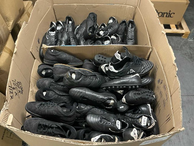 Partij diverse leren indoor voetbalschoenen (112x) - afbeelding 1 van  6