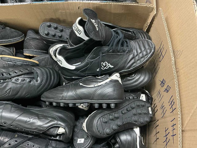 Partij diverse leren indoor voetbalschoenen (112x) - afbeelding 2 van  6