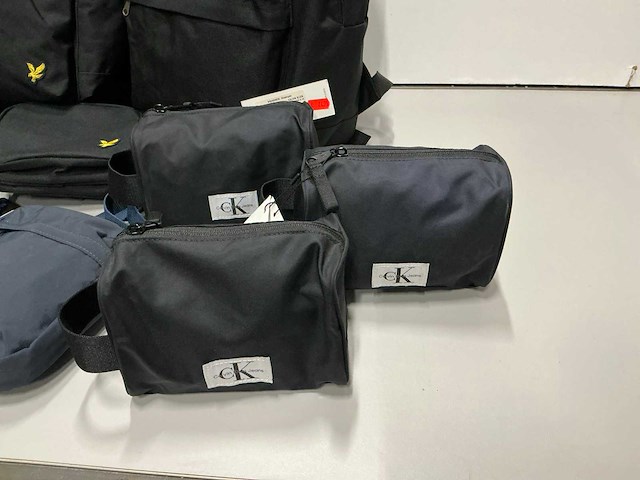 Partij diverse lyle&scott/calvinkleinjeans/armaniexchange/hugoboss tassen/riem (12x) - afbeelding 13 van  14