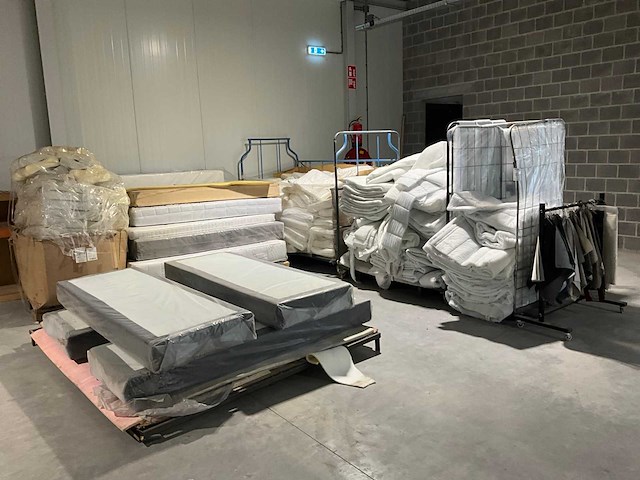 Partij diverse matrassen en toebehoren - afbeelding 1 van  5