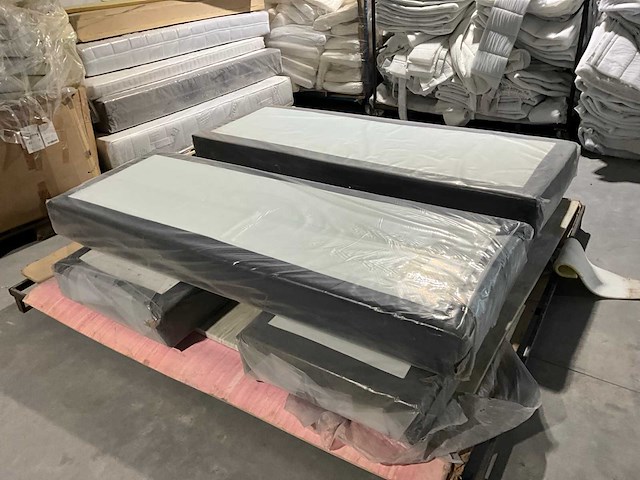 Partij diverse matrassen en toebehoren - afbeelding 2 van  5