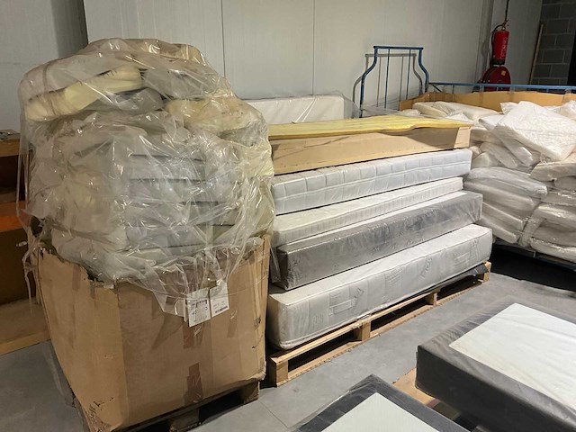 Partij diverse matrassen en toebehoren - afbeelding 3 van  5