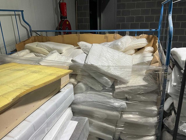 Partij diverse matrassen en toebehoren - afbeelding 4 van  5