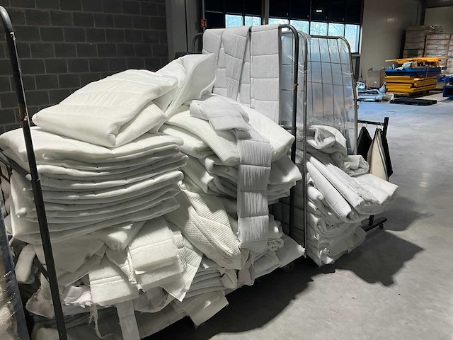 Partij diverse matrassen en toebehoren - afbeelding 5 van  5