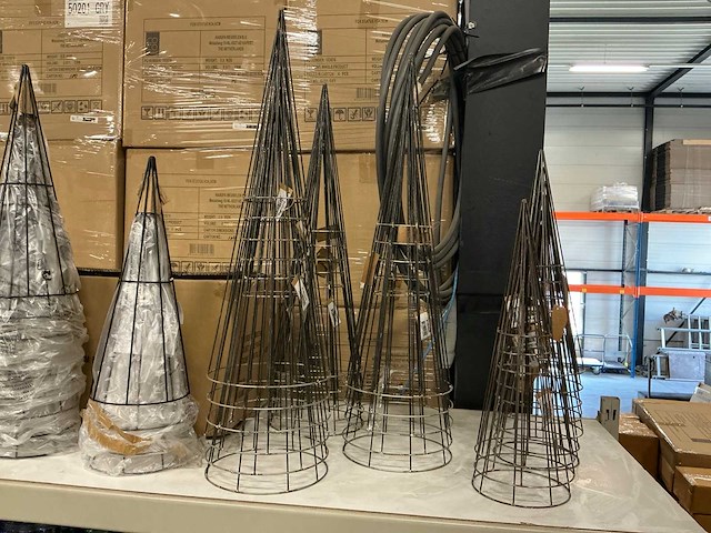 Partij diverse metal cones (86x) - afbeelding 1 van  4