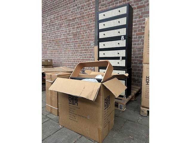 Partij diverse meubelen w.o. rotan kasten - afbeelding 1 van  8