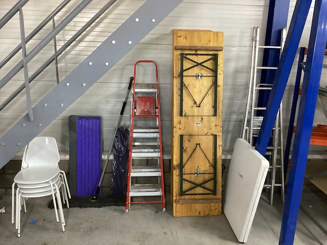 Partij diverse meubilair en ladders o.a. 4 stapelstoelen, biertafel, klaptafel en 2 ladders - afbeelding 1 van  4