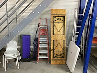 Partij diverse meubilair en ladders o.a. 4 stapelstoelen, biertafel, klaptafel en 2 ladders - afbeelding 1 van  4
