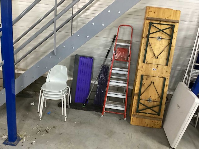 Partij diverse meubilair en ladders o.a. 4 stapelstoelen, biertafel, klaptafel en 2 ladders - afbeelding 2 van  4