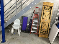 Partij diverse meubilair en ladders o.a. 4 stapelstoelen, biertafel, klaptafel en 2 ladders - afbeelding 2 van  4