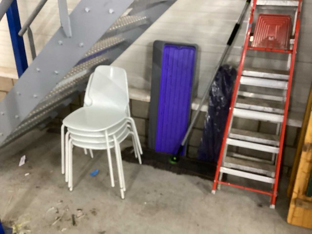 Partij diverse meubilair en ladders o.a. 4 stapelstoelen, biertafel, klaptafel en 2 ladders - afbeelding 3 van  4