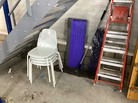 Partij diverse meubilair en ladders o.a. 4 stapelstoelen, biertafel, klaptafel en 2 ladders - afbeelding 3 van  4
