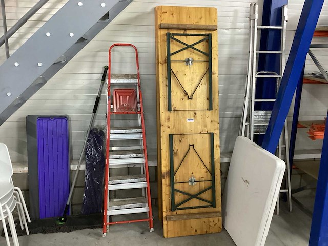 Partij diverse meubilair en ladders o.a. 4 stapelstoelen, biertafel, klaptafel en 2 ladders - afbeelding 4 van  4