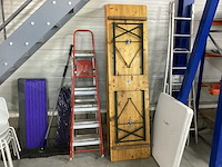 Partij diverse meubilair en ladders o.a. 4 stapelstoelen, biertafel, klaptafel en 2 ladders - afbeelding 4 van  4