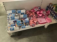 Partij diverse mickey/hellokitty/gabby’s travelsets/etuis (43x)