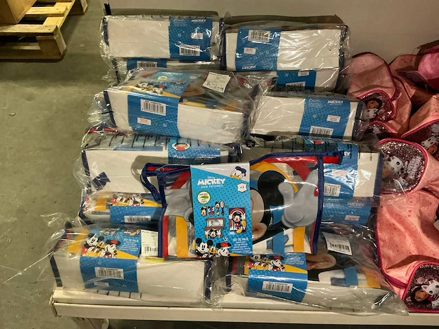 Partij diverse mickey/hellokitty/gabby’s travelsets/etuis (43x) - afbeelding 2 van  5