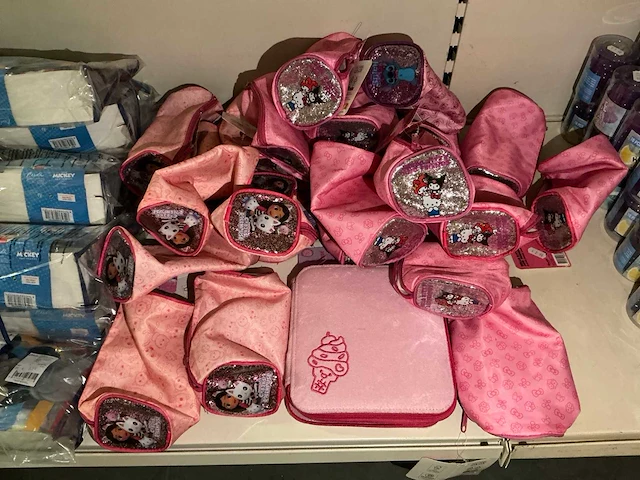 Partij diverse mickey/hellokitty/gabby’s travelsets/etuis (43x) - afbeelding 3 van  5