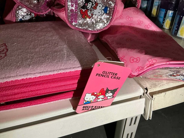 Partij diverse mickey/hellokitty/gabby’s travelsets/etuis (43x) - afbeelding 4 van  5