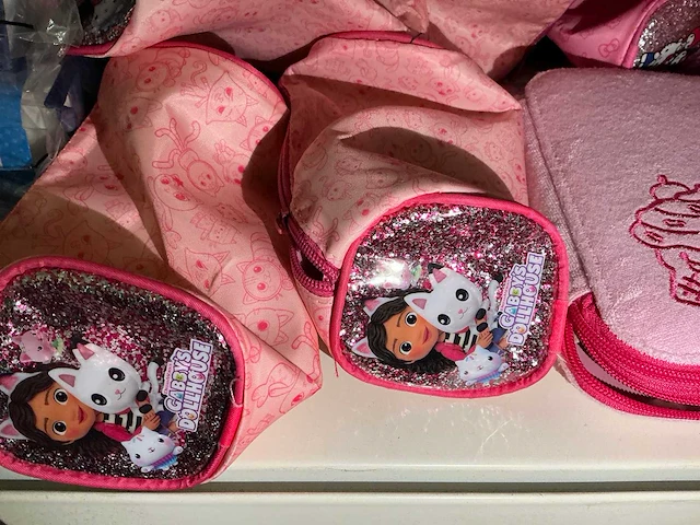 Partij diverse mickey/hellokitty/gabby’s travelsets/etuis (43x) - afbeelding 5 van  5