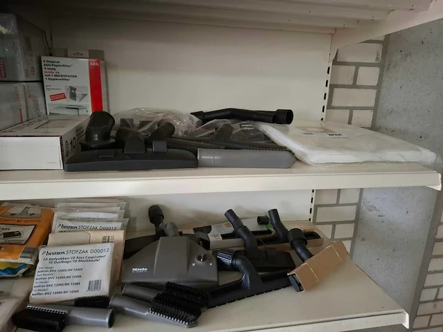 Partij diverse miele/siemens/aeg/etc stofzuigzakken/accessoires (543x) - afbeelding 2 van  12