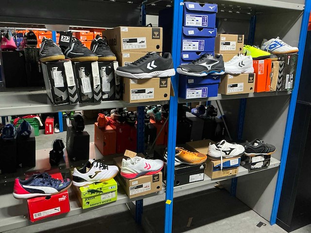 Partij diverse mizuno/hummel/etc indoor schoenen (22x) - afbeelding 1 van  9