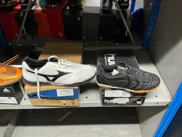 Partij diverse mizuno/hummel/etc indoor schoenen (22x) - afbeelding 9 van  9
