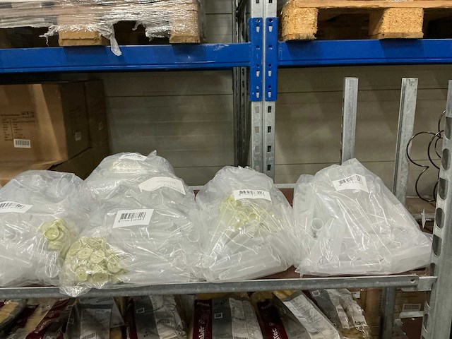 Partij diverse moss/elastieken/bloemenflesjes/decoratie (76x) - afbeelding 10 van  16