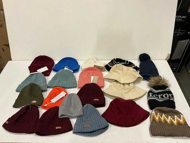 Partij diverse mutsen o.a barts/lacoste/pieces (20x) - afbeelding 1 van  5