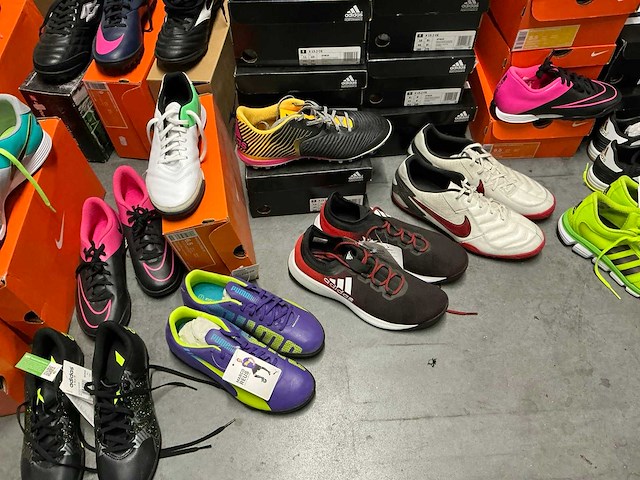 Partij diverse nike/adidas/puma turf schoenen (48x) - afbeelding 2 van  14