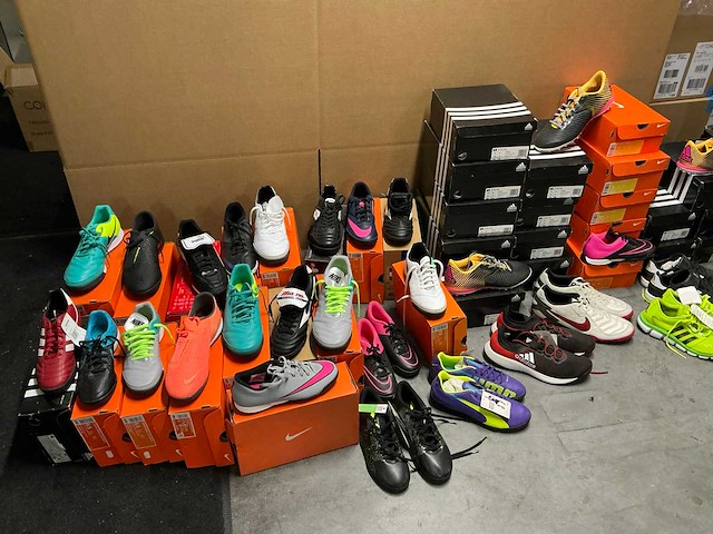 Partij diverse nike/adidas/puma turf schoenen (48x) - afbeelding 1 van  14