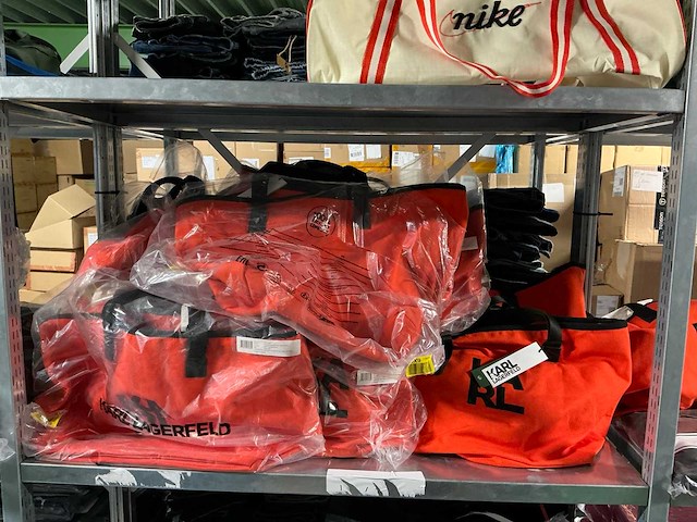 Partij diverse nike/karl lagerfeld/ellesse/kipling/steve madden/etc tassen (73x) - afbeelding 3 van  26