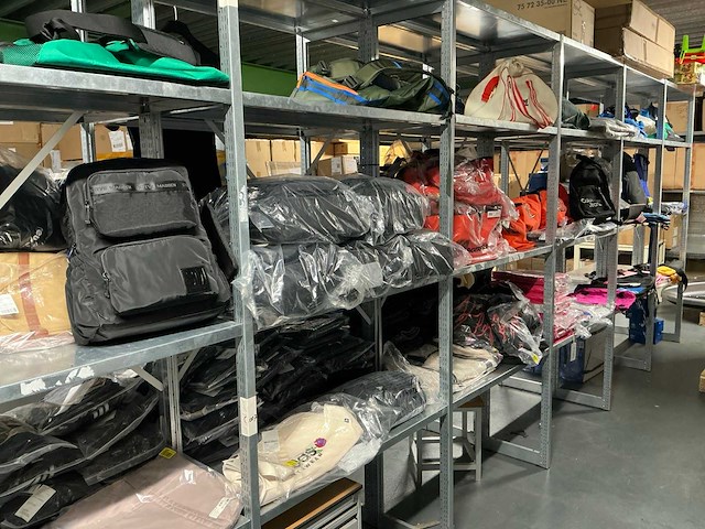 Partij diverse nike/karl lagerfeld/ellesse/kipling/steve madden/etc tassen (73x) - afbeelding 1 van  26