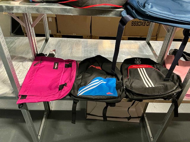 Partij diverse nike/karl lagerfeld/ellesse/kipling/steve madden/etc tassen (73x) - afbeelding 20 van  26