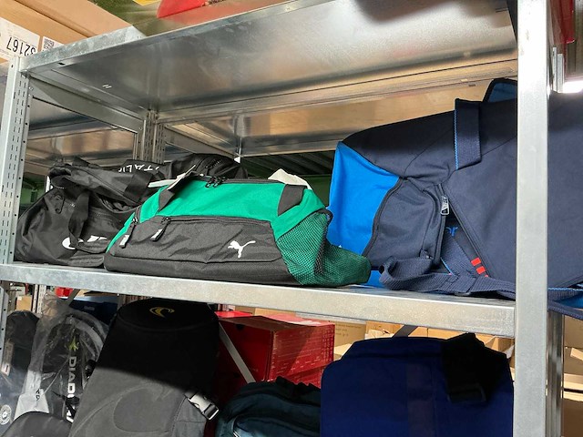 Partij diverse nike/karl lagerfeld/ellesse/kipling/steve madden/etc tassen (73x) - afbeelding 21 van  26