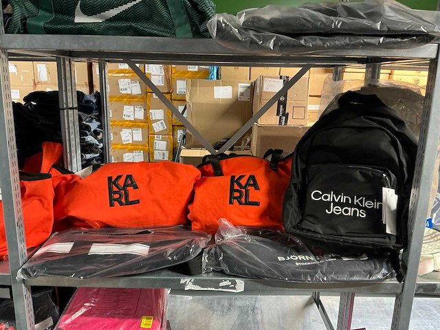 Partij diverse nike/karl lagerfeld/ellesse/kipling/steve madden/etc tassen (73x) - afbeelding 25 van  26