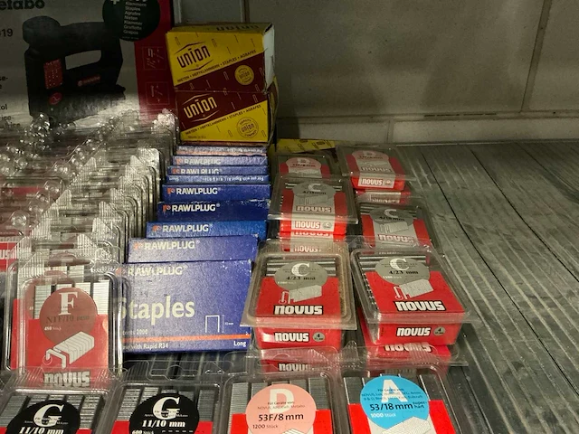 Partij diverse novus/union/rawlplug staples (200 verpakkingen) - afbeelding 2 van  10