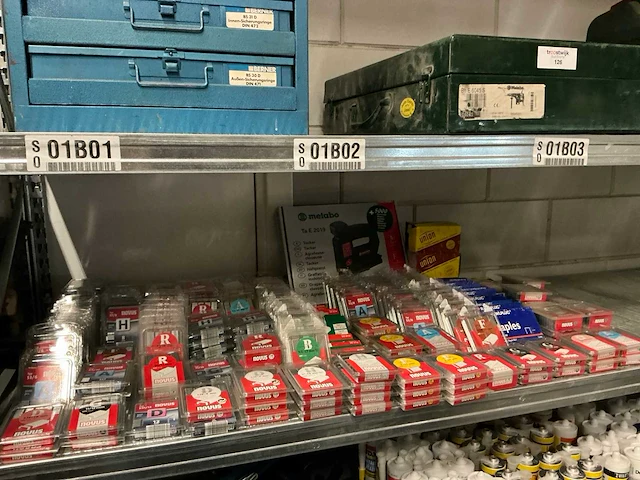 Partij diverse novus/union/rawlplug staples (200 verpakkingen) - afbeelding 1 van  10