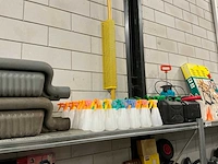 Partij diverse o.a jerrycans/spuitflacons/etc (53x)