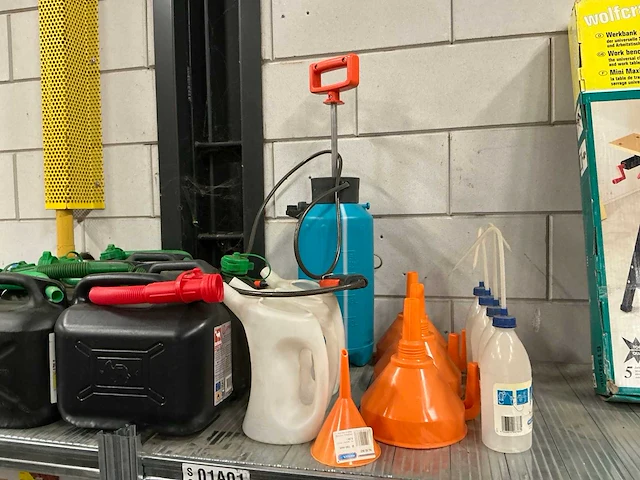 Partij diverse o.a jerrycans/spuitflacons/etc (53x) - afbeelding 4 van  6