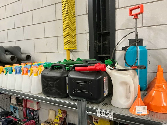 Partij diverse o.a jerrycans/spuitflacons/etc (53x) - afbeelding 5 van  6